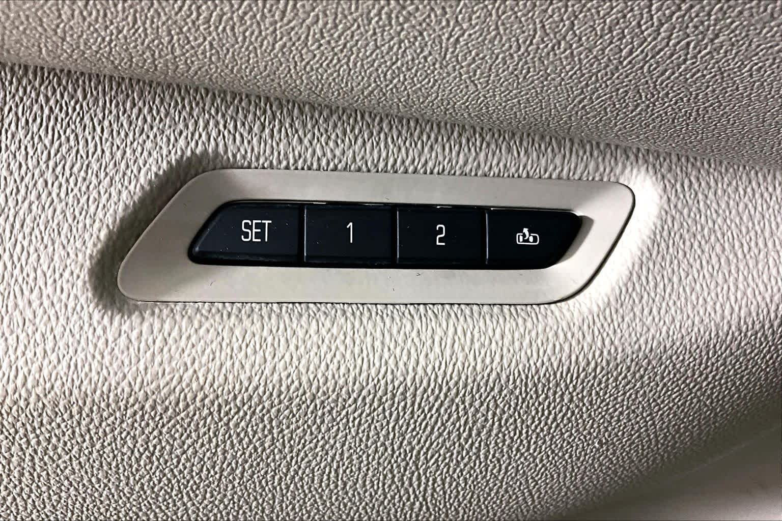 Used 2015 White Diamond Tricoat Cadillac Standard image 32