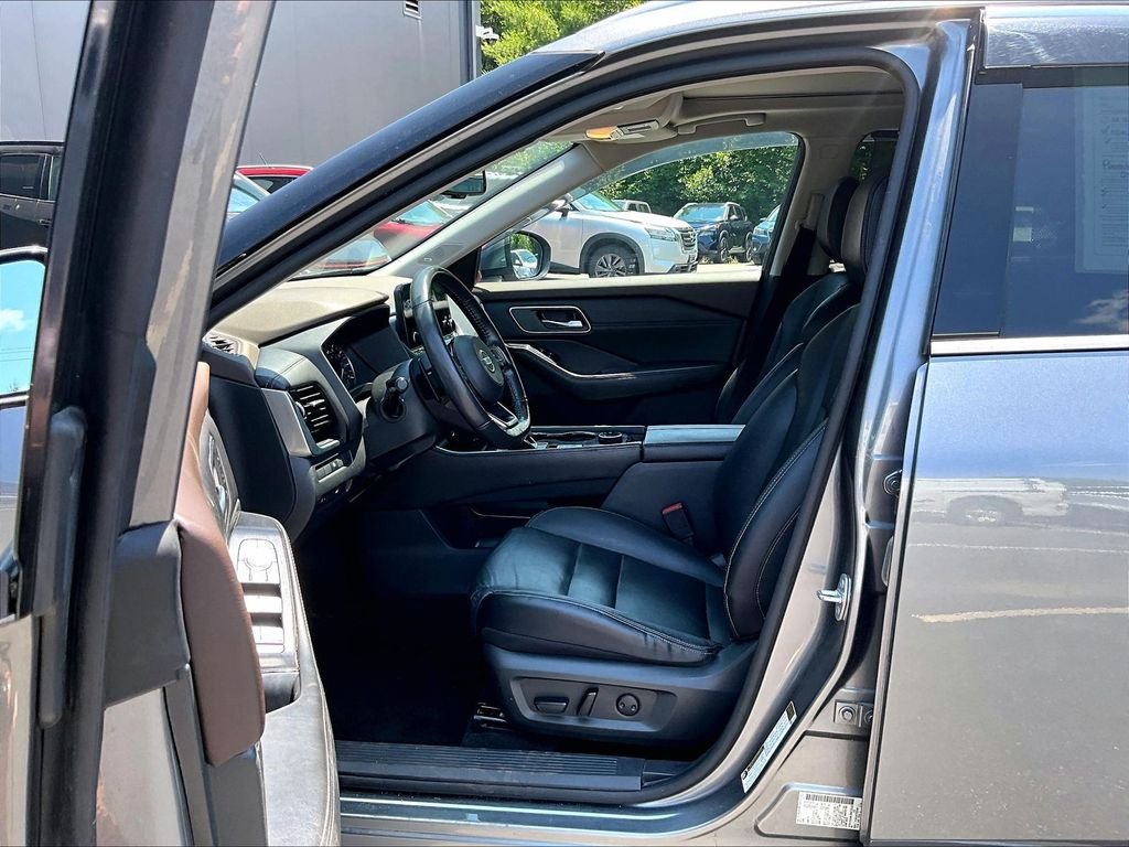 Used 2021 Gray Nissan SL image 6
