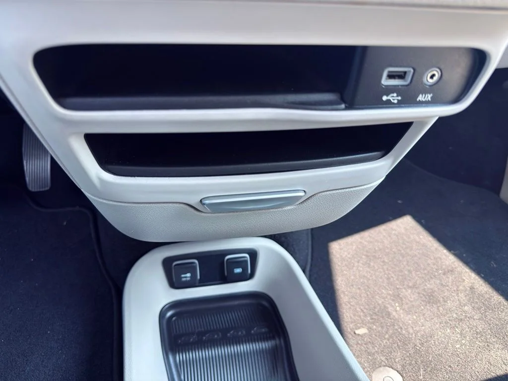 Used 2017 Silver Chrysler Limited image 45