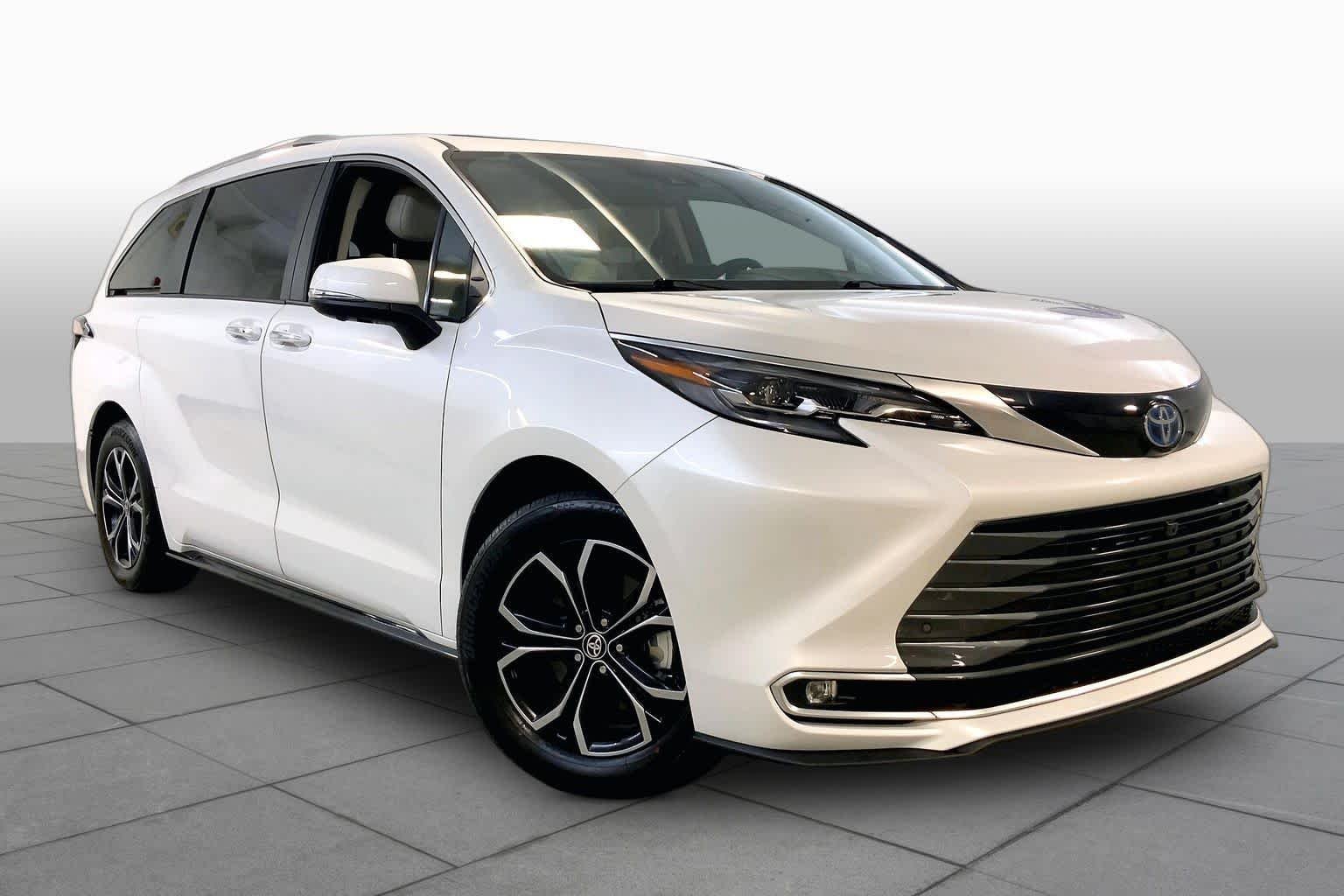 Used 2025 Wind Chill Pearl Toyota Platinum image 2