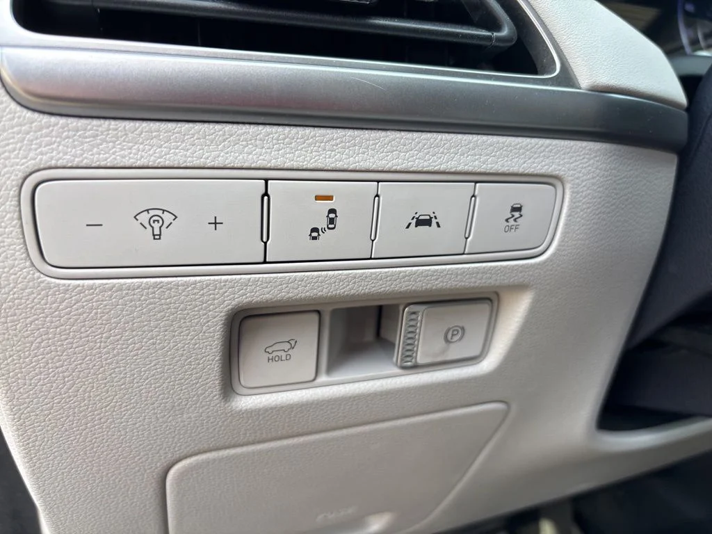 Used 2022 Silver Hyundai SEL image 19