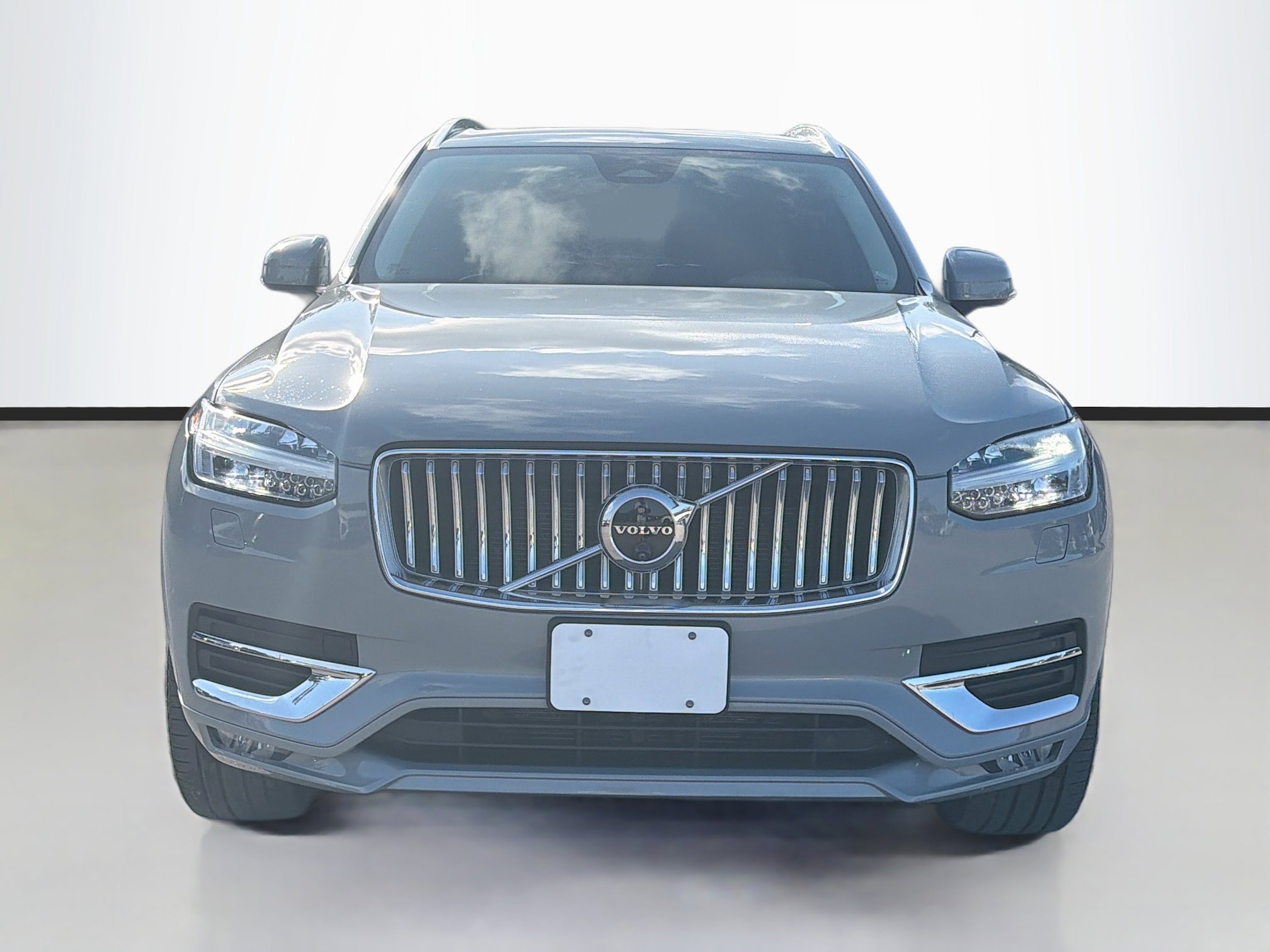 Used 2024 Vapour Gray Metallic Volvo Plus Bright Theme image 8