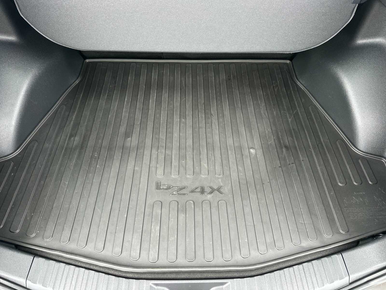 Used 2023 Pearl Toyota XLE 4D Sport Utility image 18