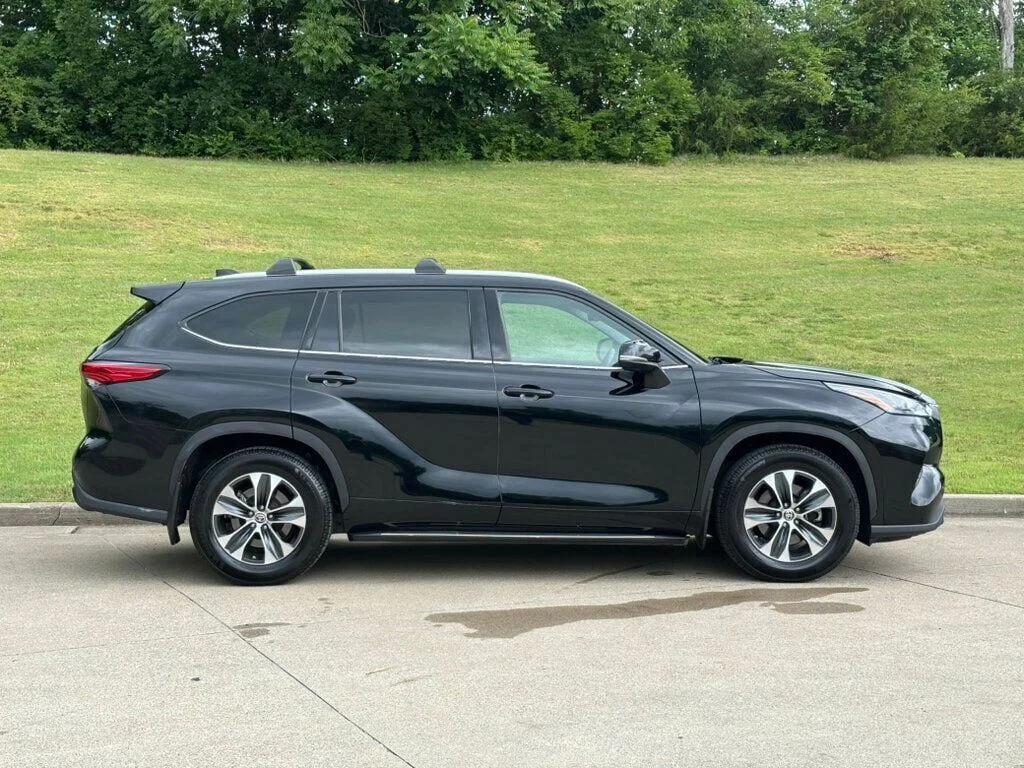 Used 2022 Black Toyota XLE image 2