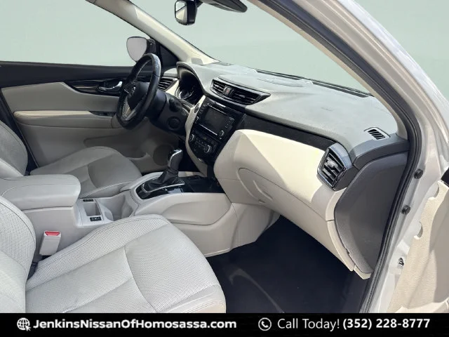 Used 2021 Silver Nissan SL image 21