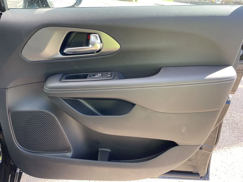2026 Chrysler Pacifica Select - Photo 15