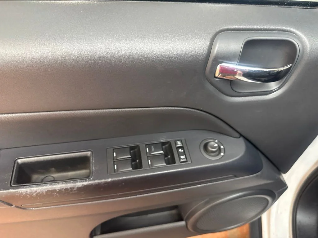 Used 2015 Bright White Clearcoat Jeep Sport image 21