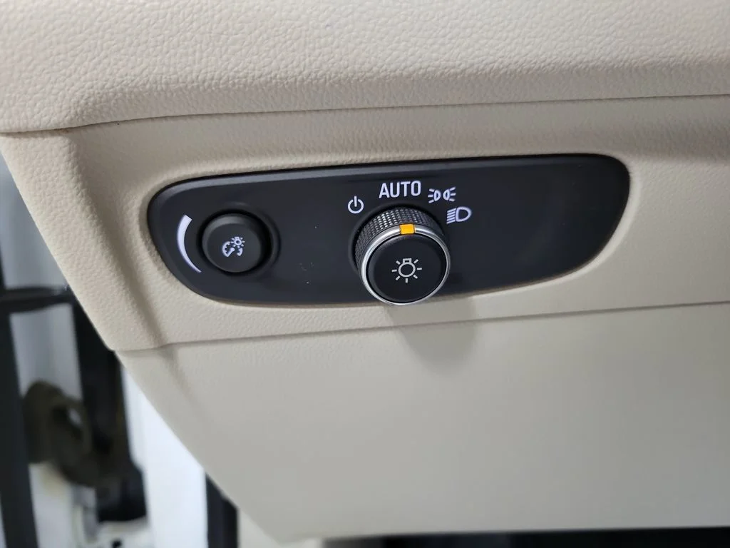 Used 2022 White Buick Essence image 37
