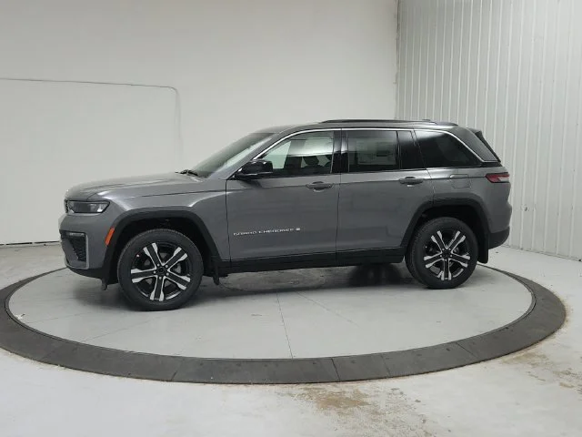 New 2027 Sting-Gray Clearcoat Jeep Limited image 5