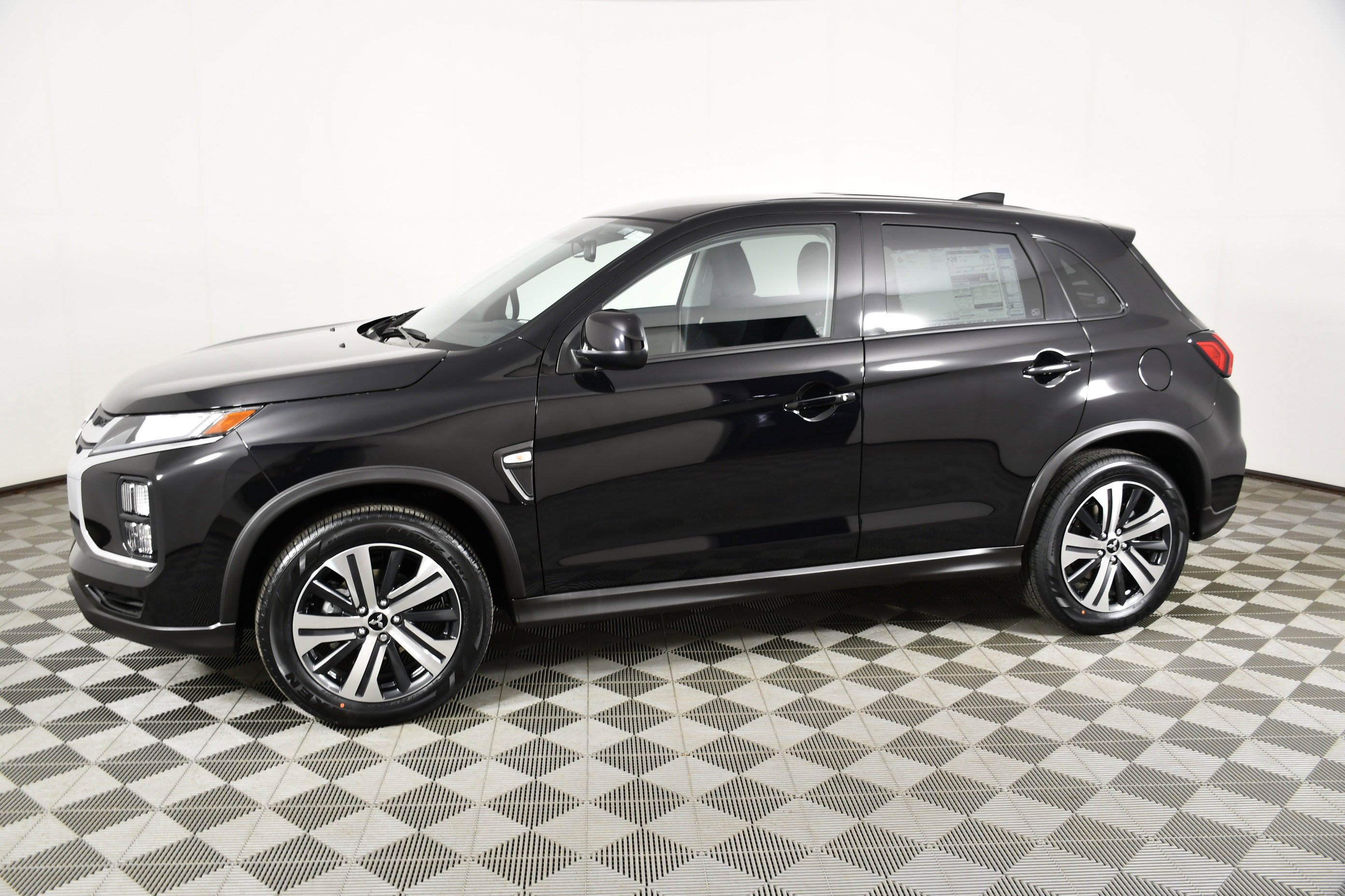 New 2026 Labrador Black Pearl Mitsubishi ES image 9