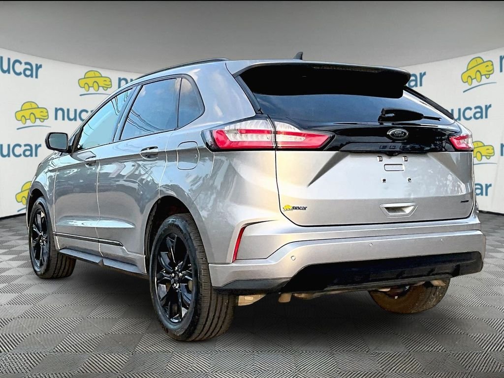 Used 2022 Silver Ford SE image 4