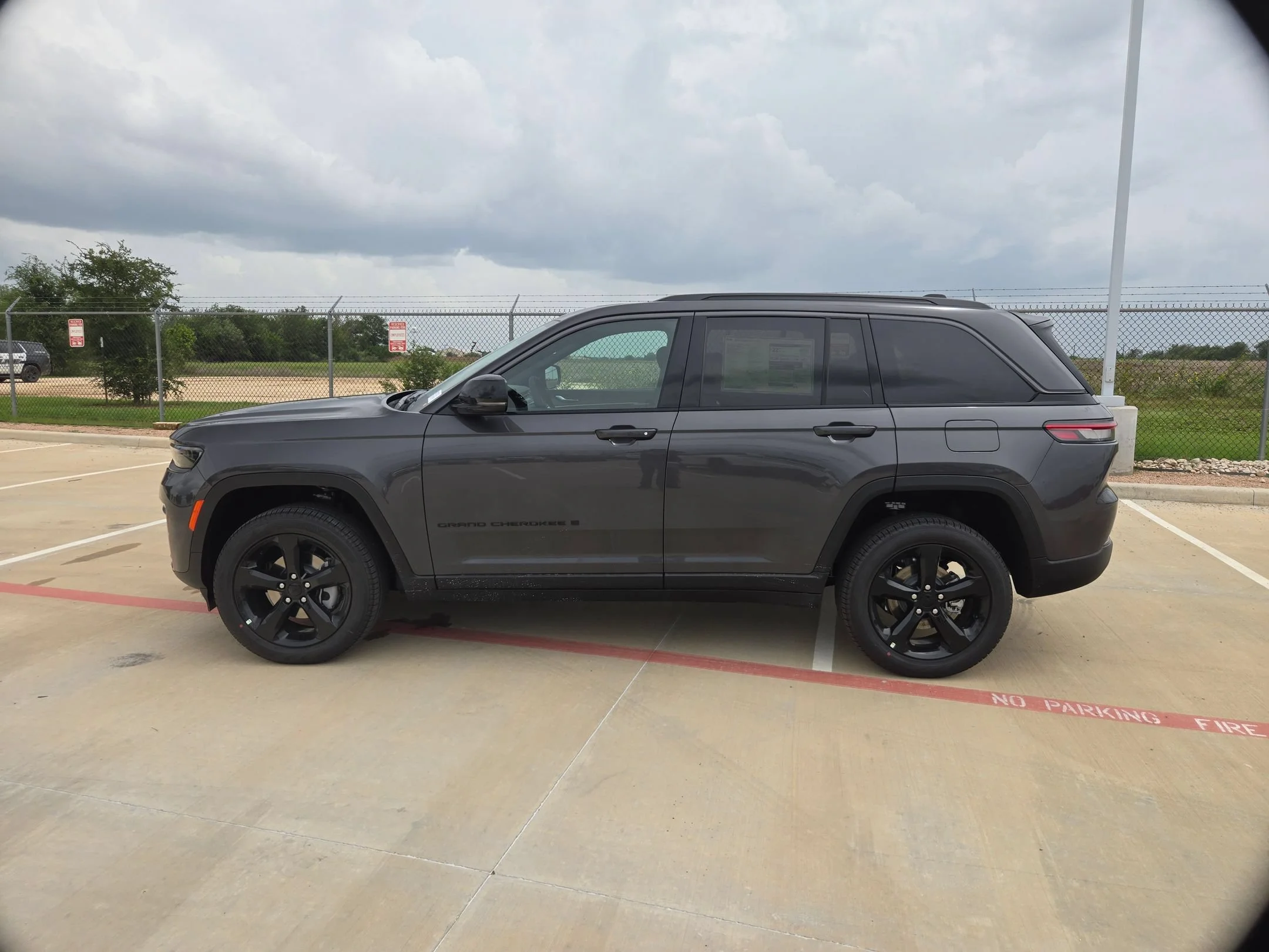New 2026 Baltic Gray Metallic Clear-Coat Exterior Paint Jeep Limited image 6