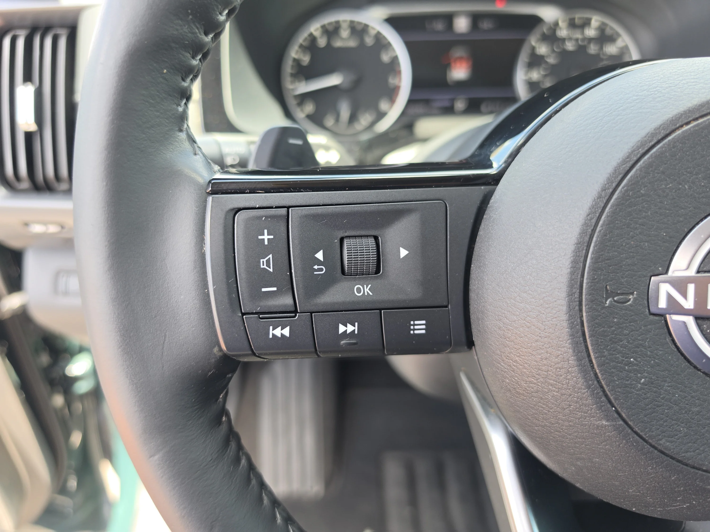 Used 2023 Obsidian Green Pearl Nissan SL image 34