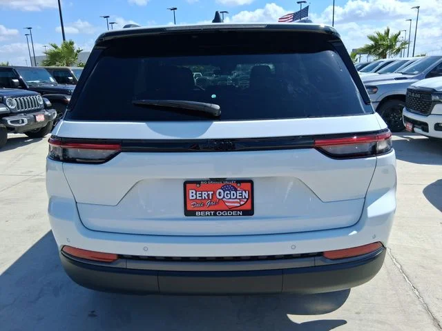 New 2026 Bright White Clear-Coat Exterior Paint Jeep Altitude image 6