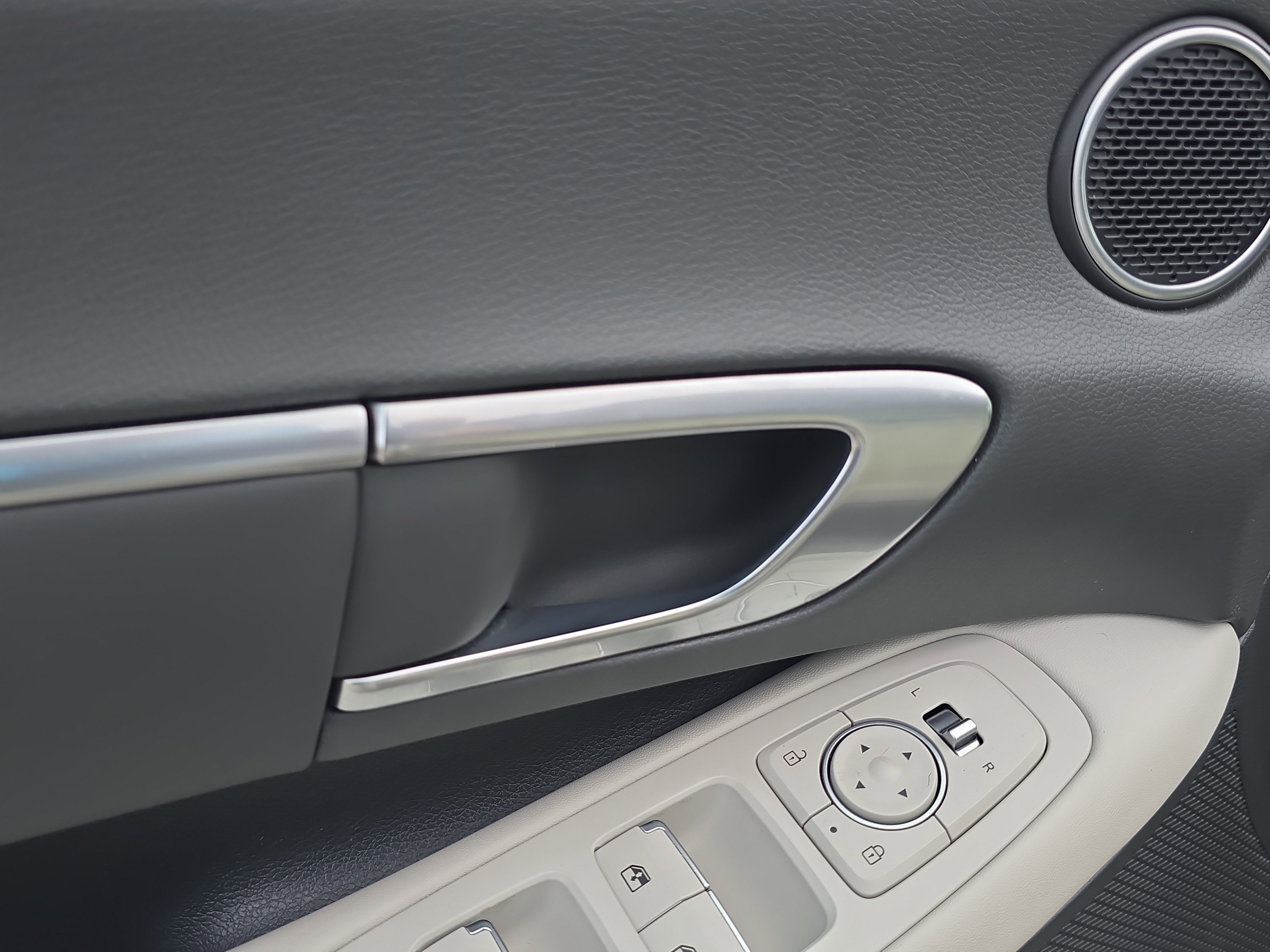 Used 2021 Shimmering Silver Pearl Hyundai SEL image 18