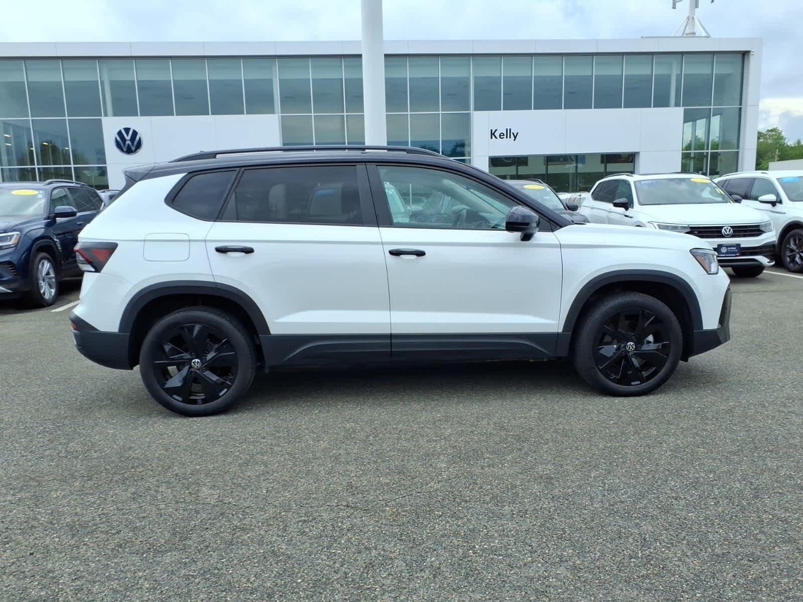 Certified Used 2025 Pure White w/Deep Black Roof Volkswagen SE Black image 4