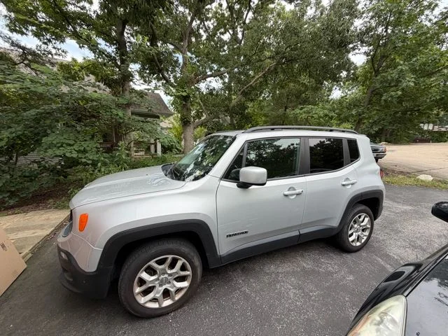Used 2017 Silver Jeep Latitude image 12