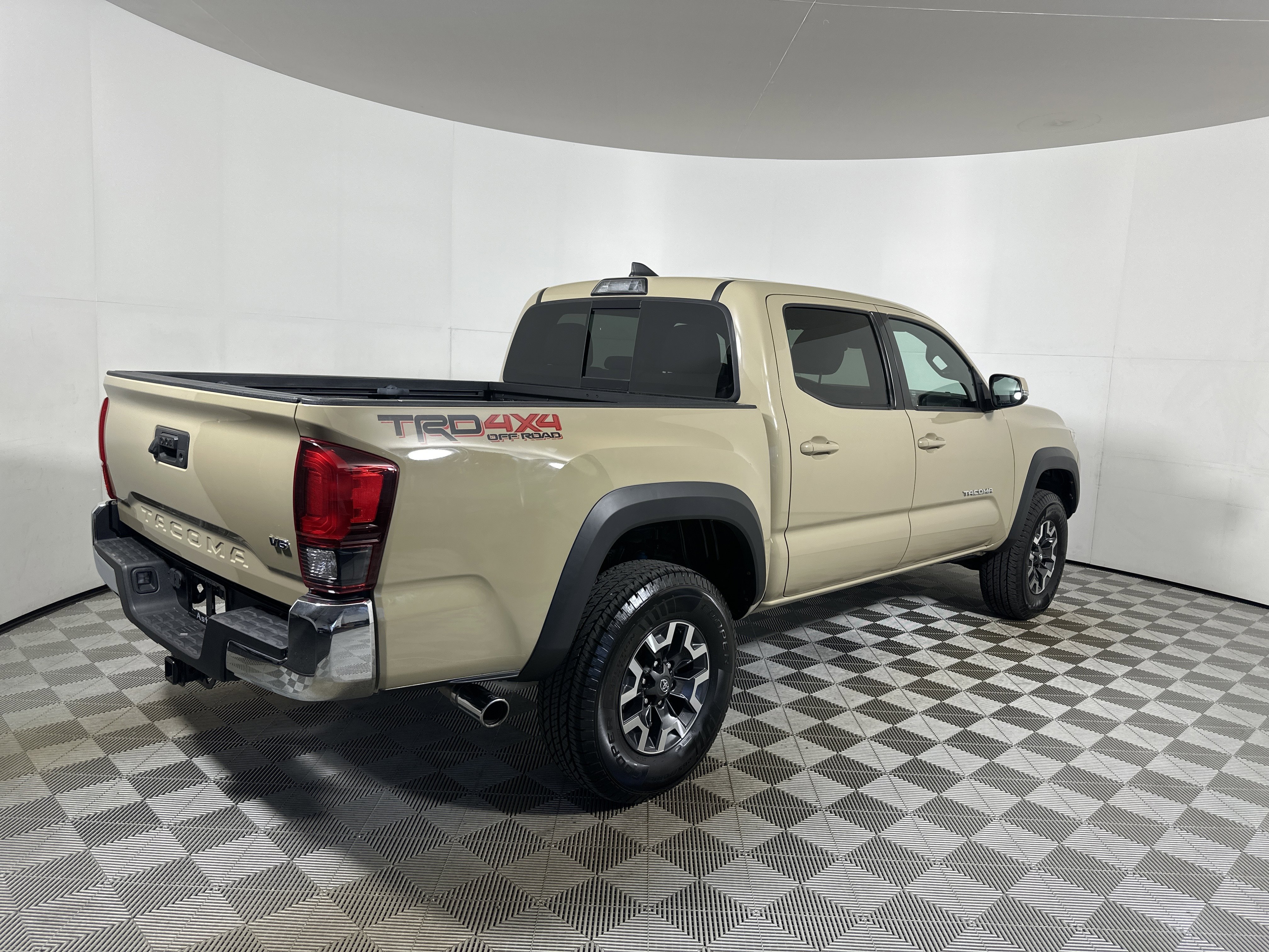Used 2018  Toyota  image 7