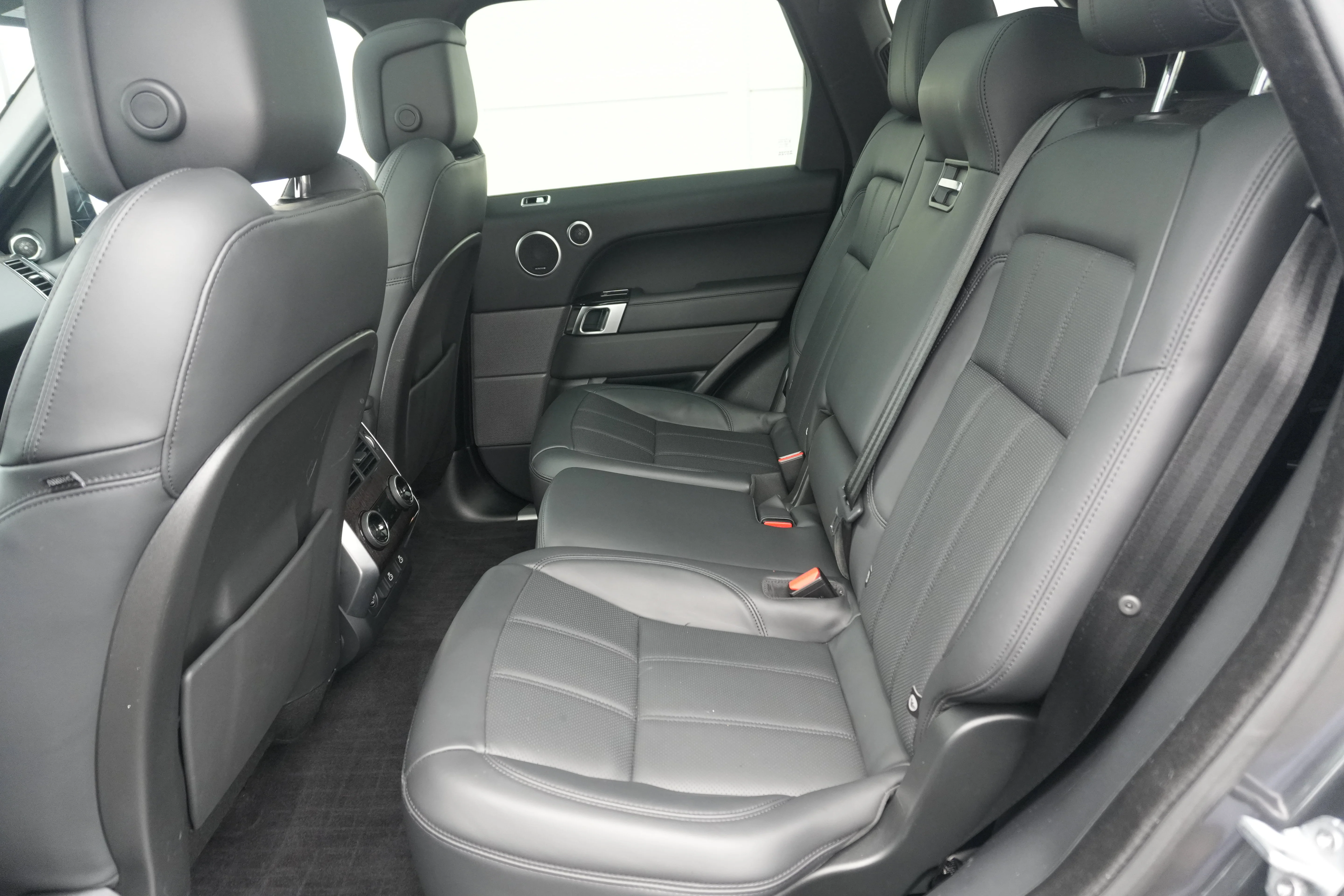 Used 2022 Eiger Grey Metallic Land Rover HSE Silver Edition image 25