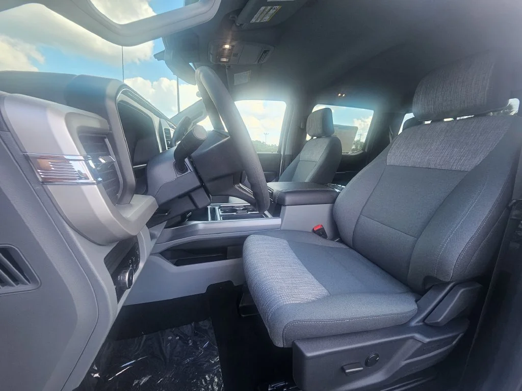New 2027 Oxford White Ford F-350® XLT image 4