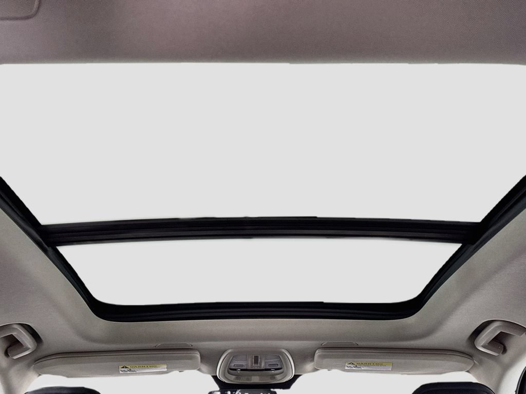 Used 2025 White Volvo Plus image 22