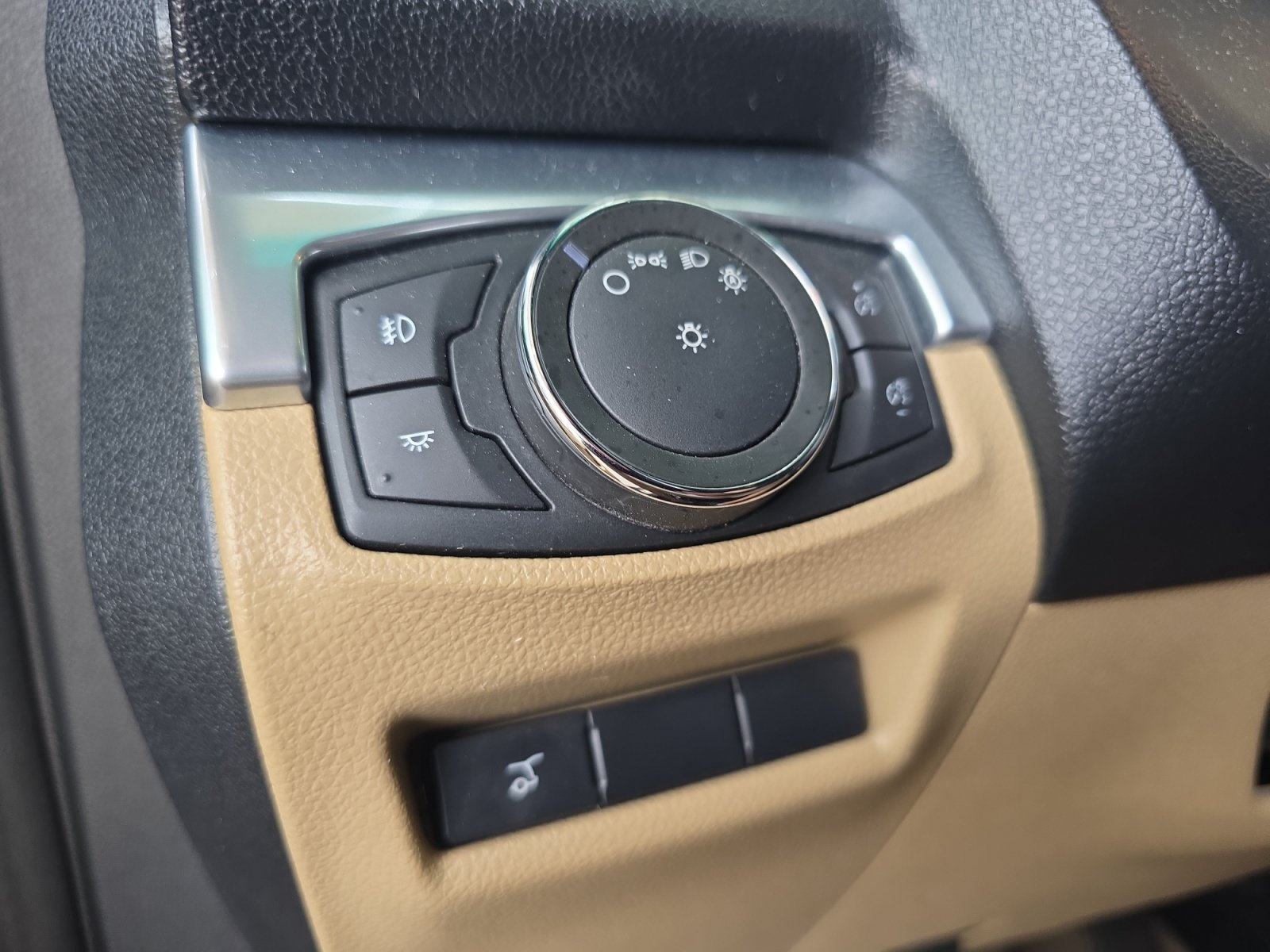 Used 2017 White Gold Metallic Ford Limited image 25