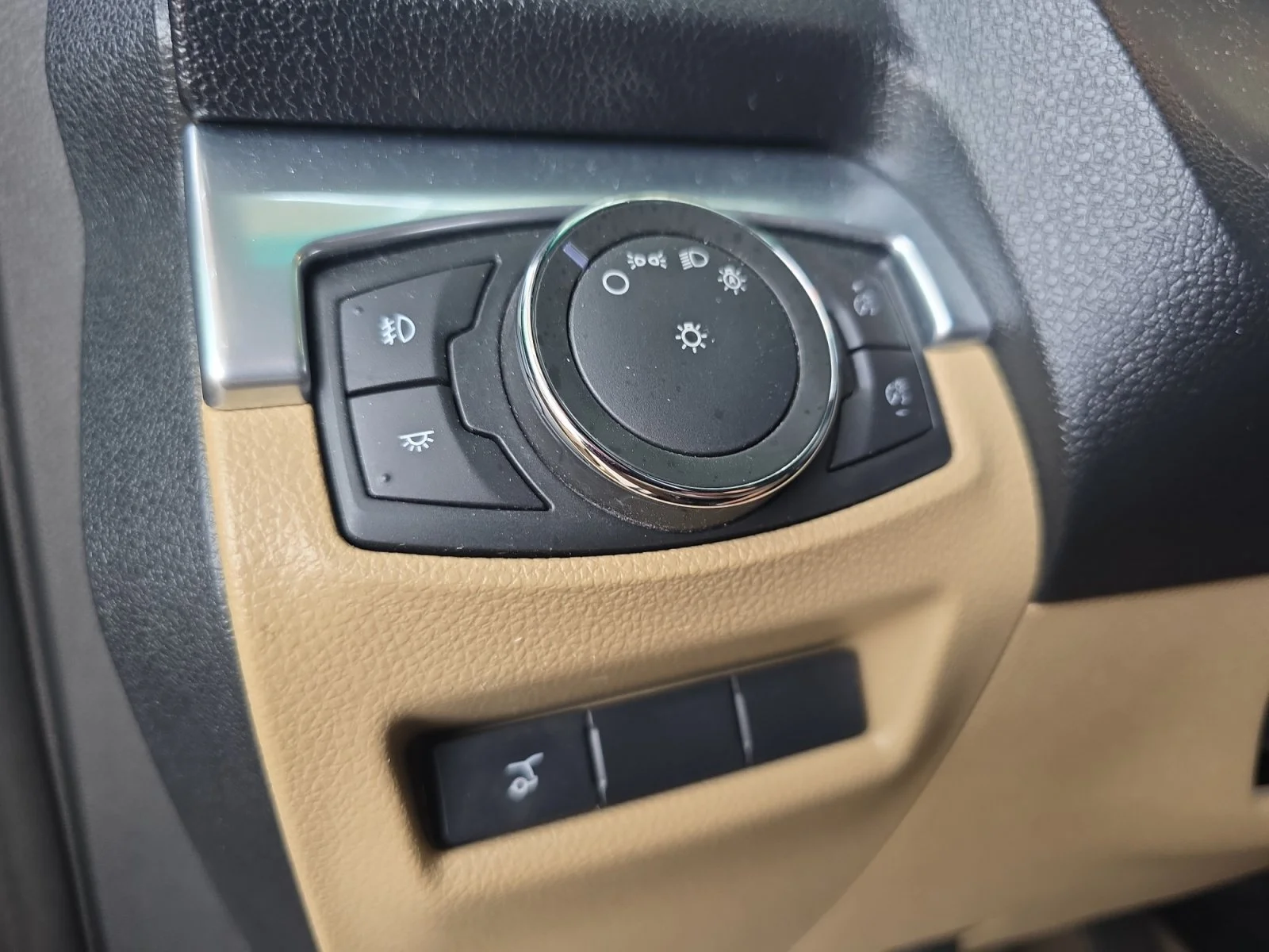 Used 2017 White Gold Metallic Ford Limited image 25