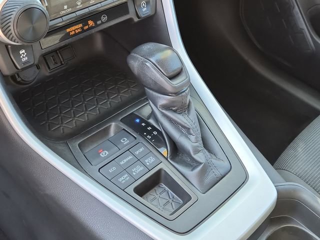 2021 Toyota RAV4 LE - Photo 19