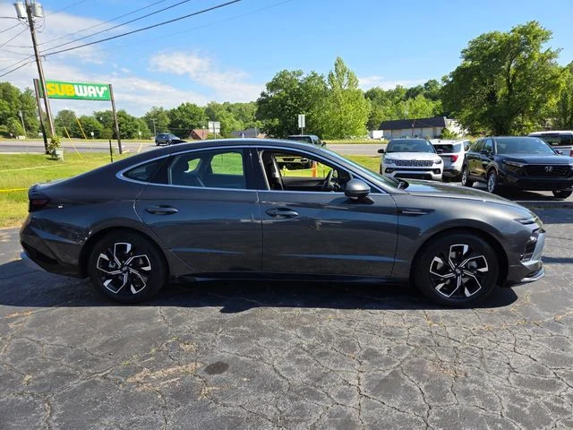 Used 2025 Gray Hyundai SEL image 9