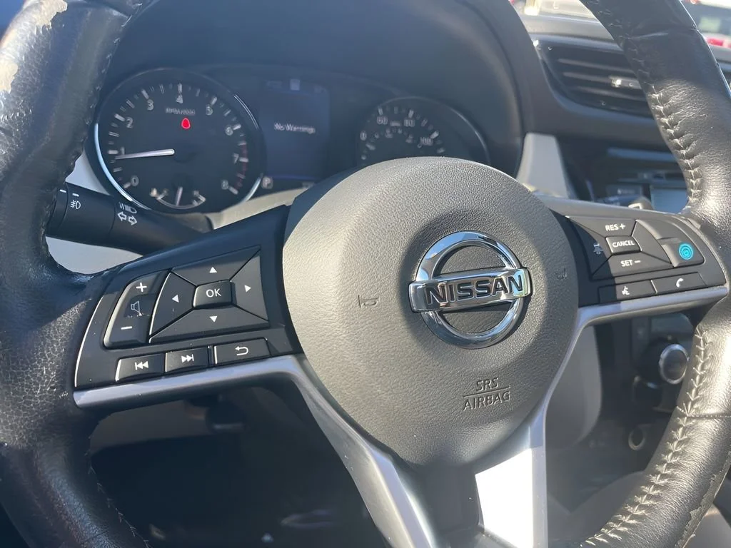 Used 2020 Blue Nissan SL image 18