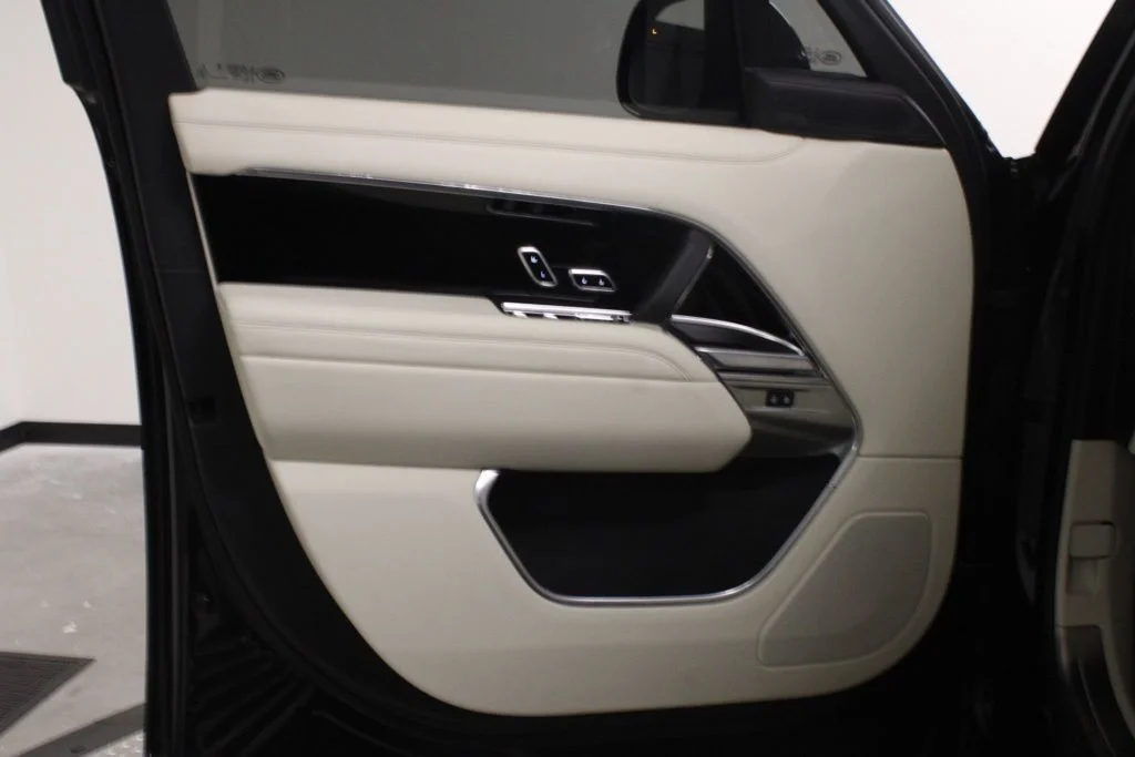 Certified Used 2025  Land Rover SE image 18