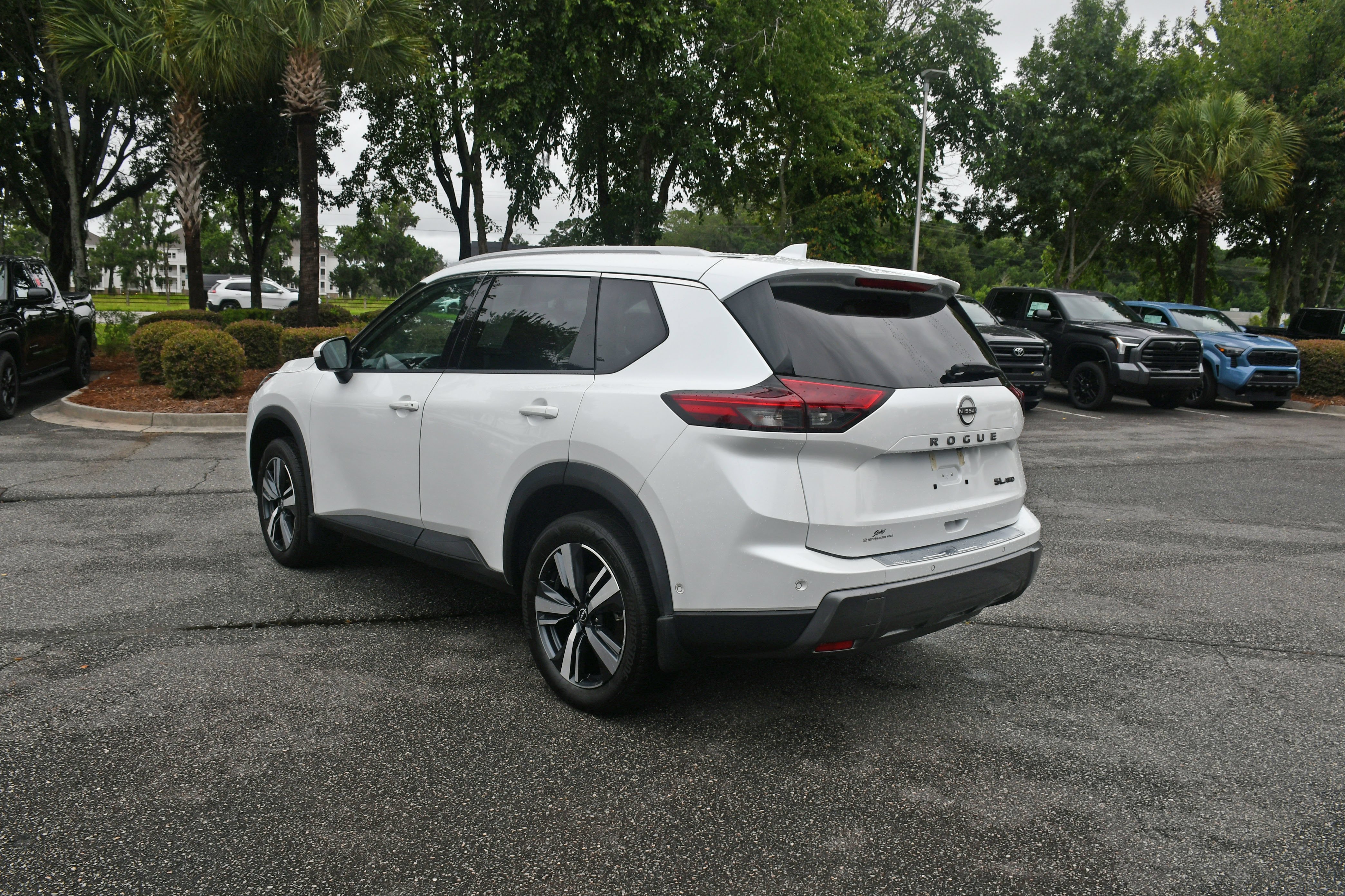 Used 2024 White Nissan SL image 2
