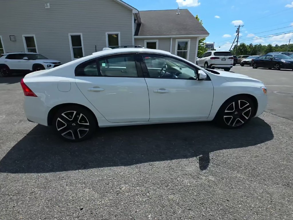 Used 2018 White Volvo T5 Dynamic image 3