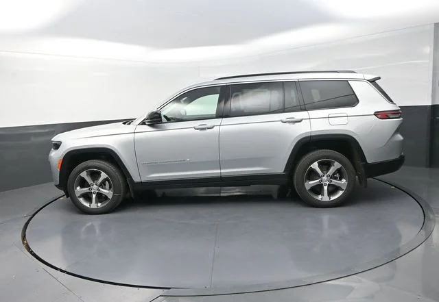 New 2026 Silver Zynith Exterior Paint Jeep Limited image 6