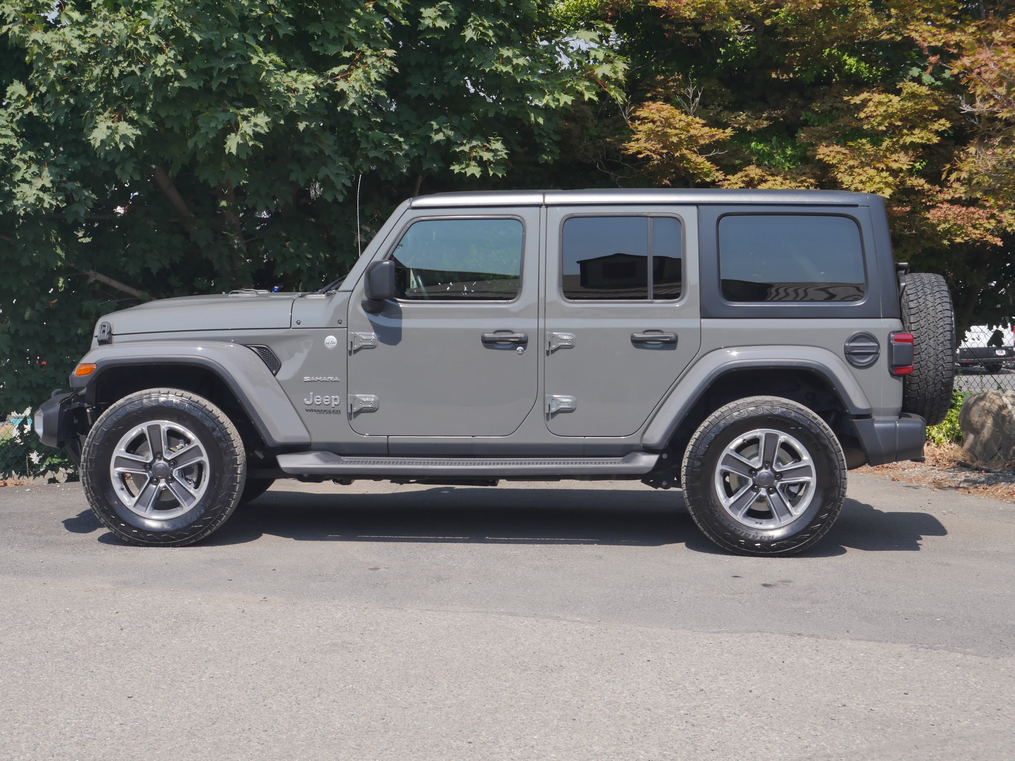 Used 2018 Sting Gray Clearcoat Jeep Sahara image 14