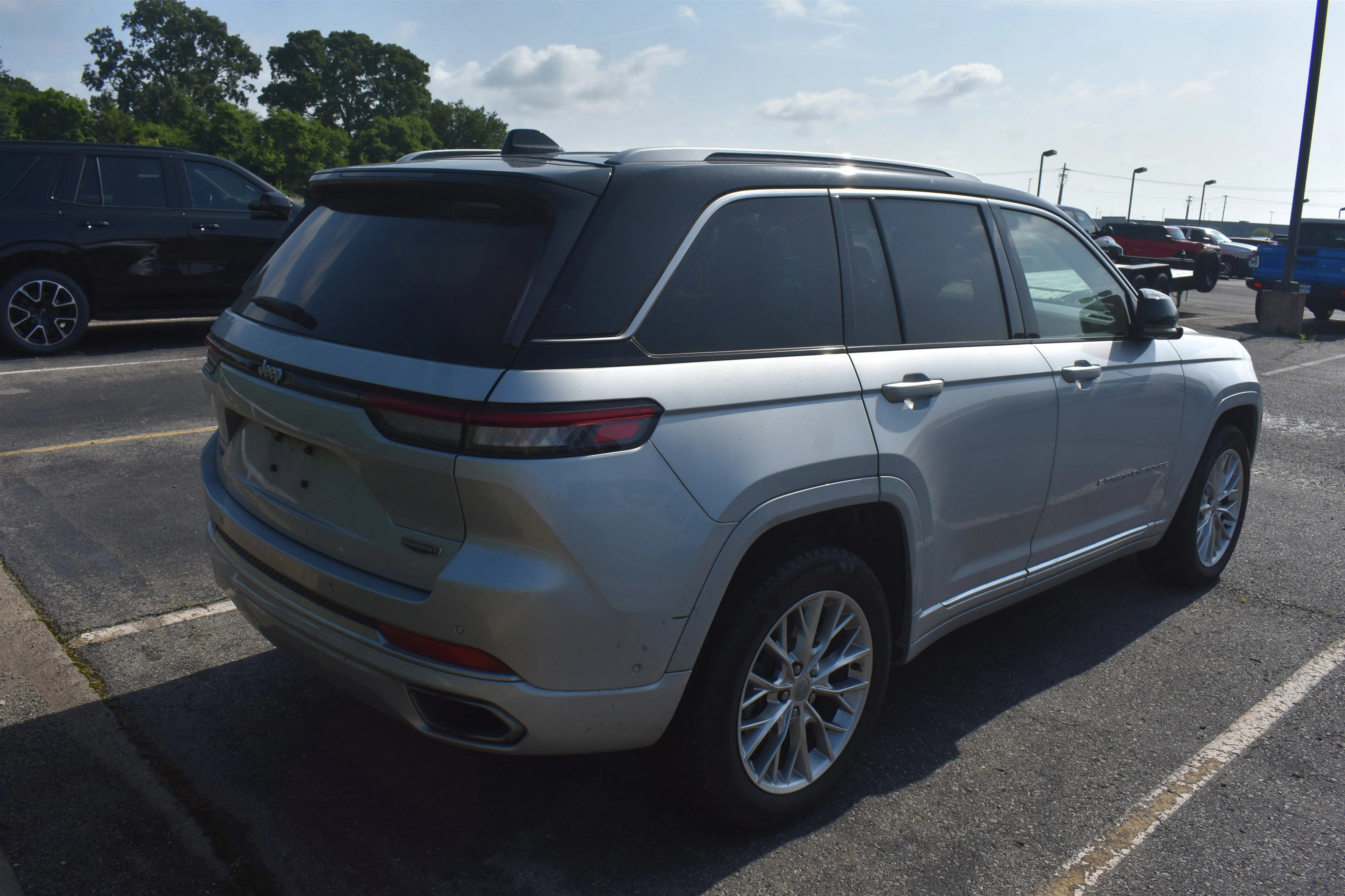 Used 2023 Silver Zynith Jeep Summit image 5