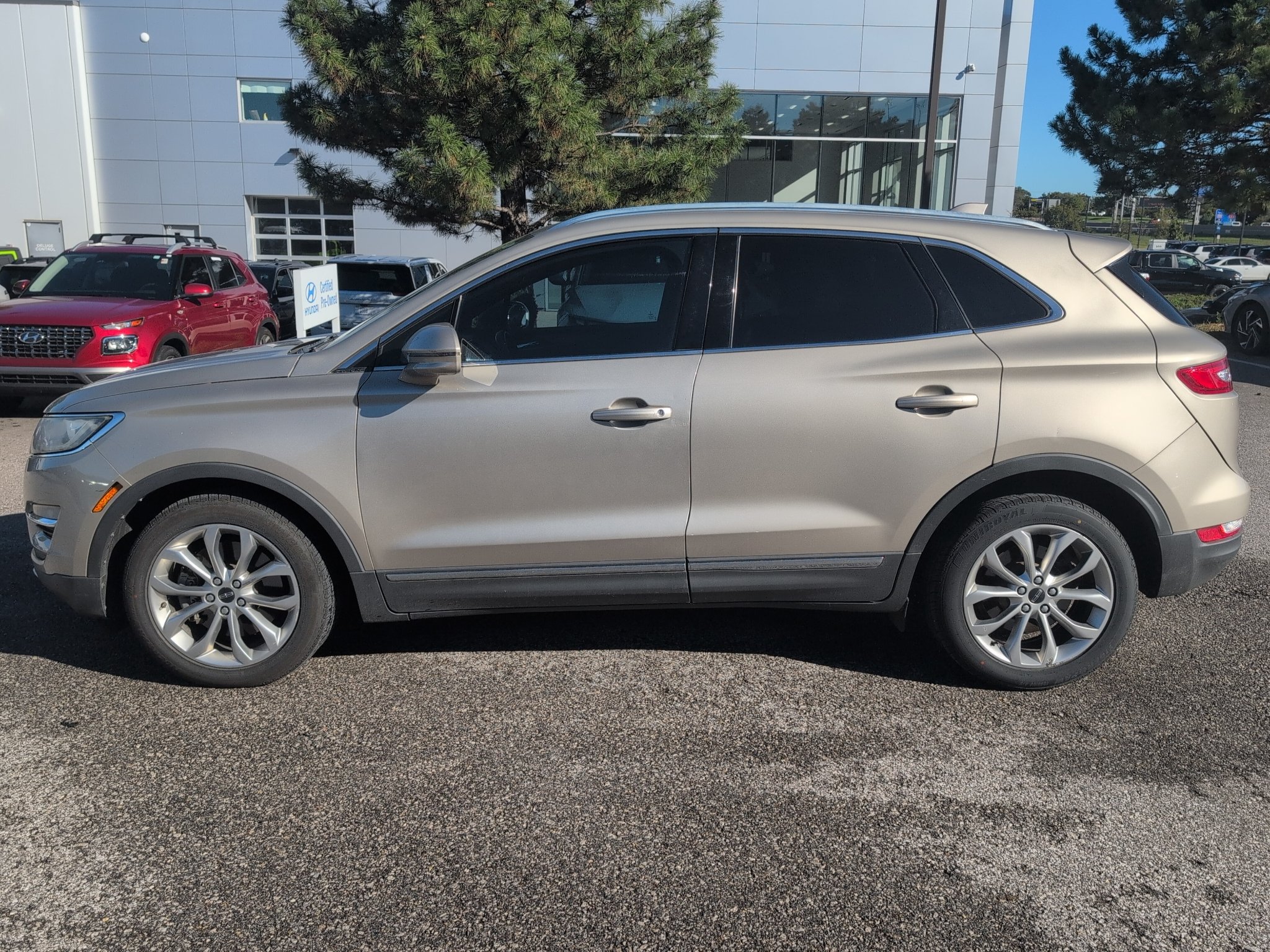 Used 2015 Champagne Lincoln Base image 4