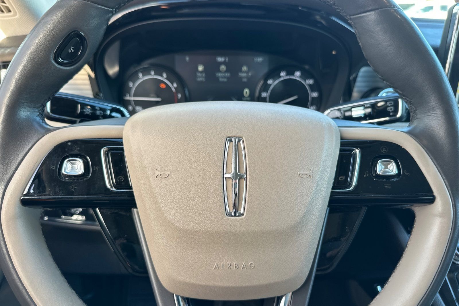 Used 2022 White Lincoln Standard image 25
