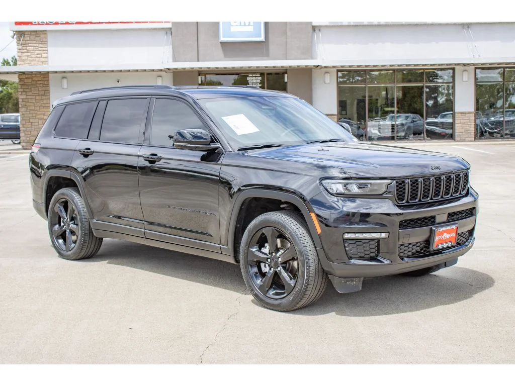 Used 2024 Diamond Black Crystal Pearlcoat Jeep Limited image 2