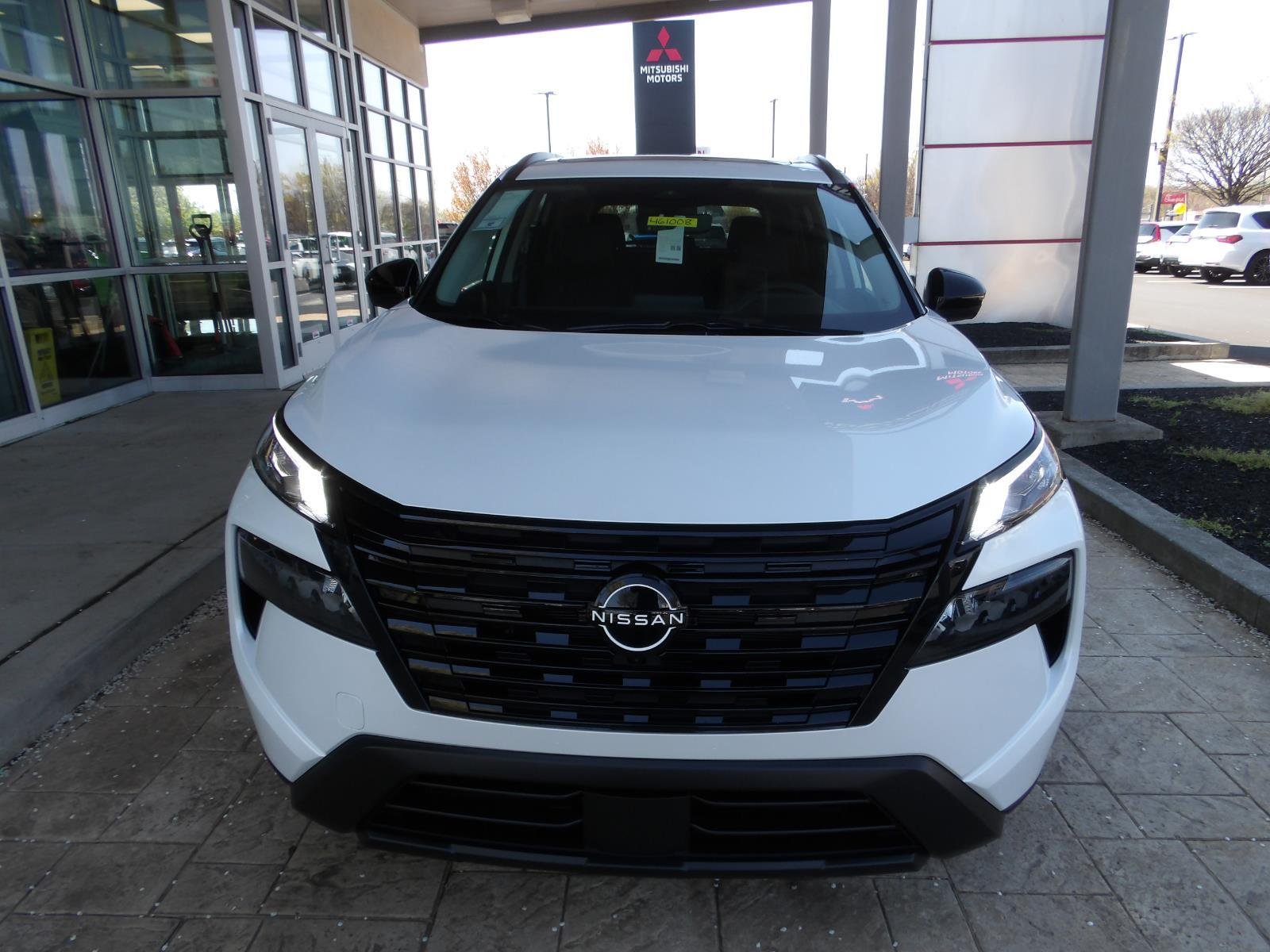 New 2026 Everest White Pearl TriCoat Nissan Dark Armor™ image 2