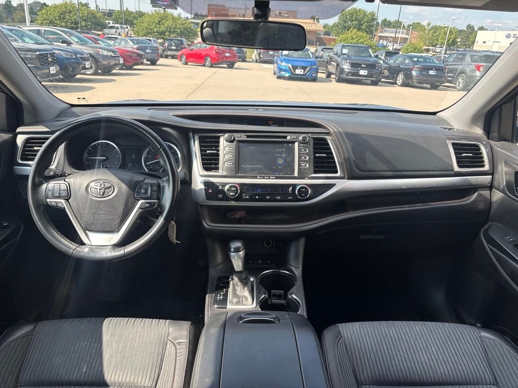 Used 2016 Gray Toyota LE V6 image 31