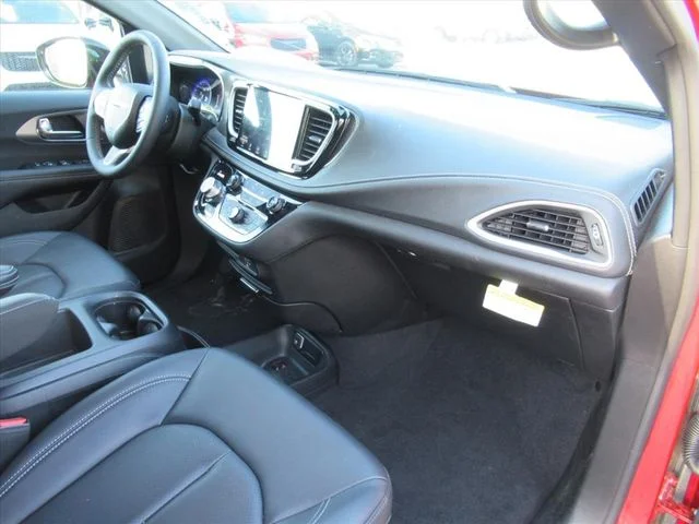 2026 Chrysler Pacifica Select - Photo 11