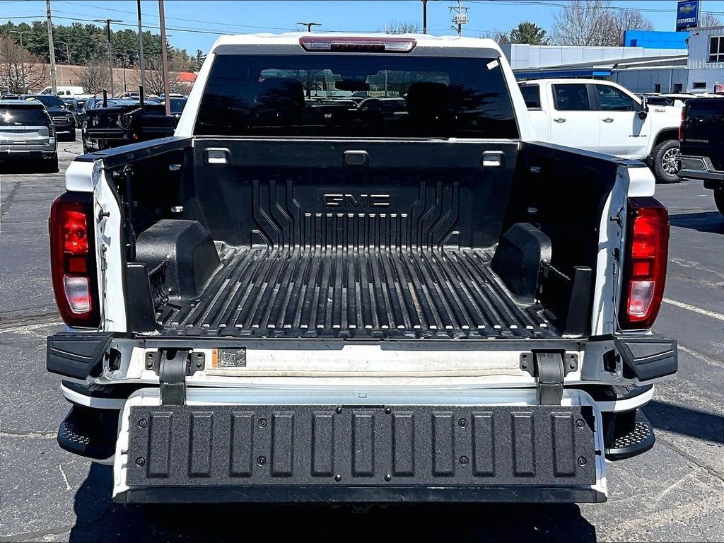 Used 2023 White GMC Elevation image 31