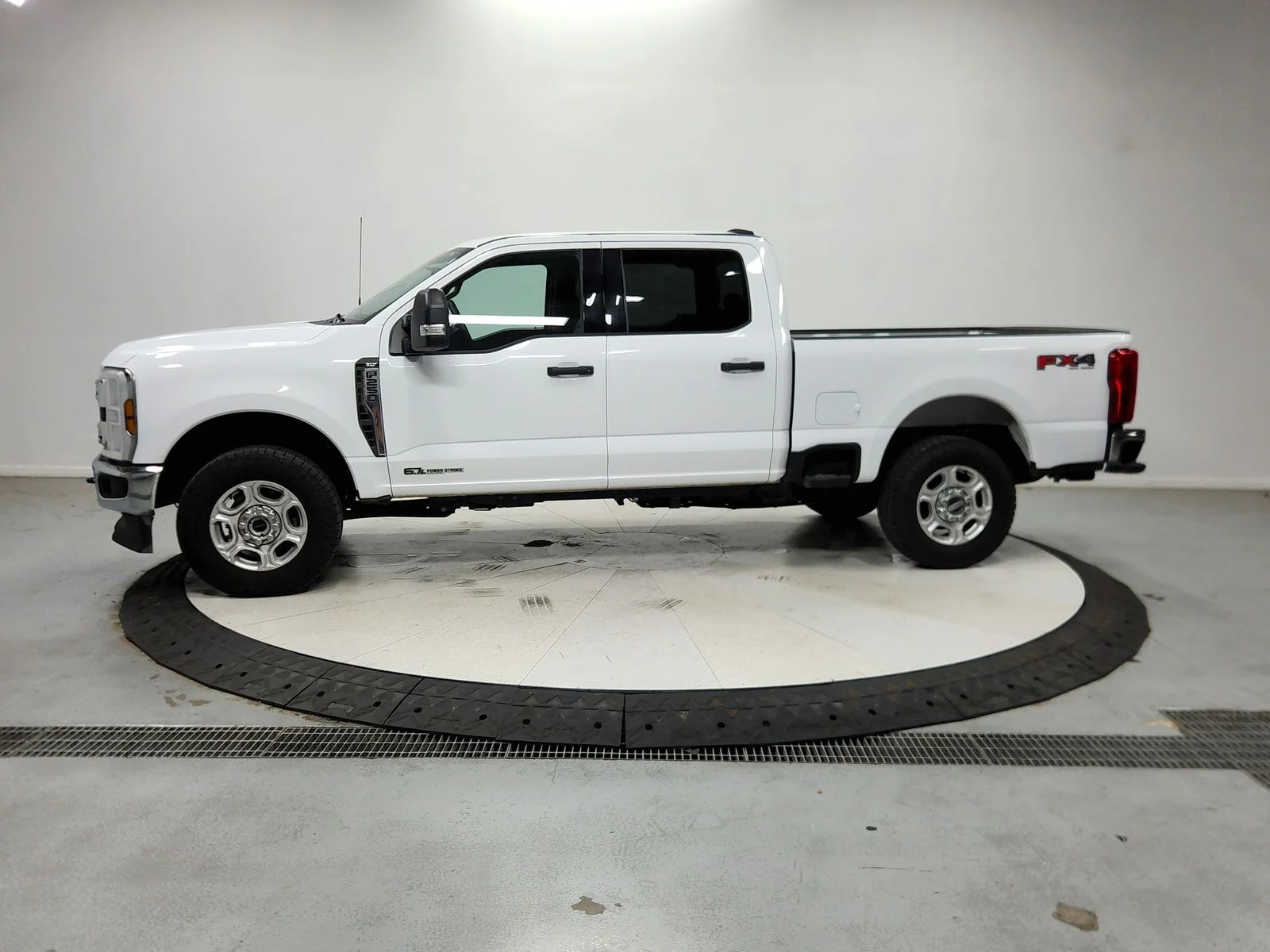 Used 2025 Oxford White Ford XLT image 5