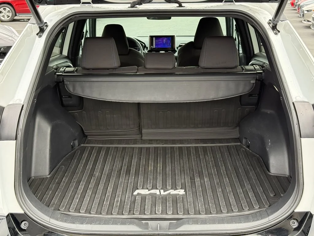 Used 2023  Toyota Hybrid SE image 12