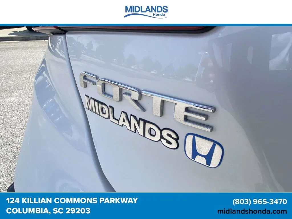 Used 2021 Snow White Pearl Kia LXS image 8