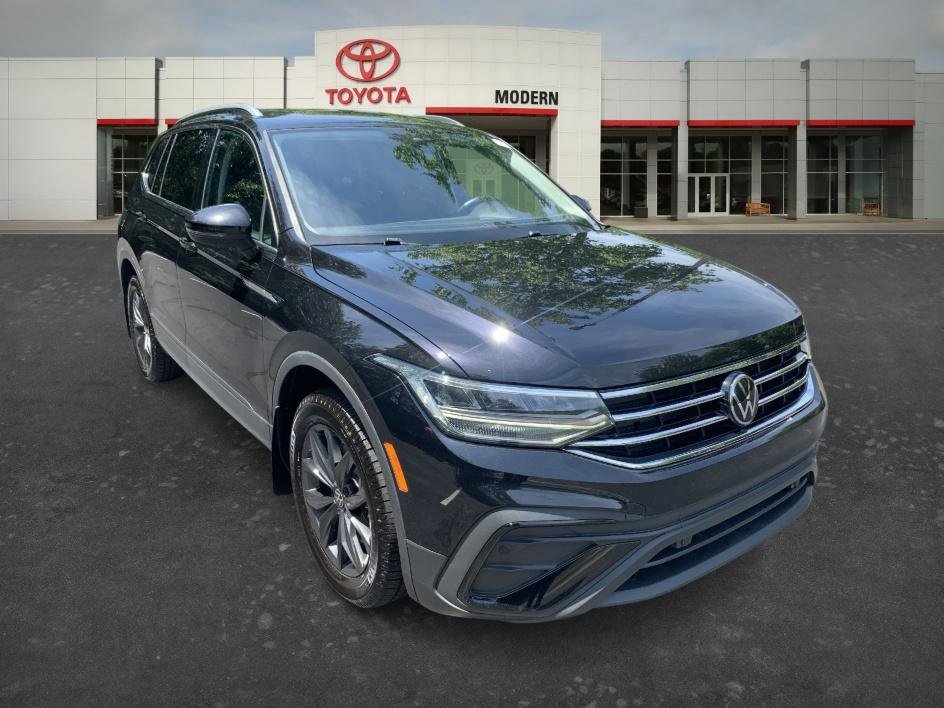 Used 2023 Platinum Gray Metallic Volkswagen SE image 3