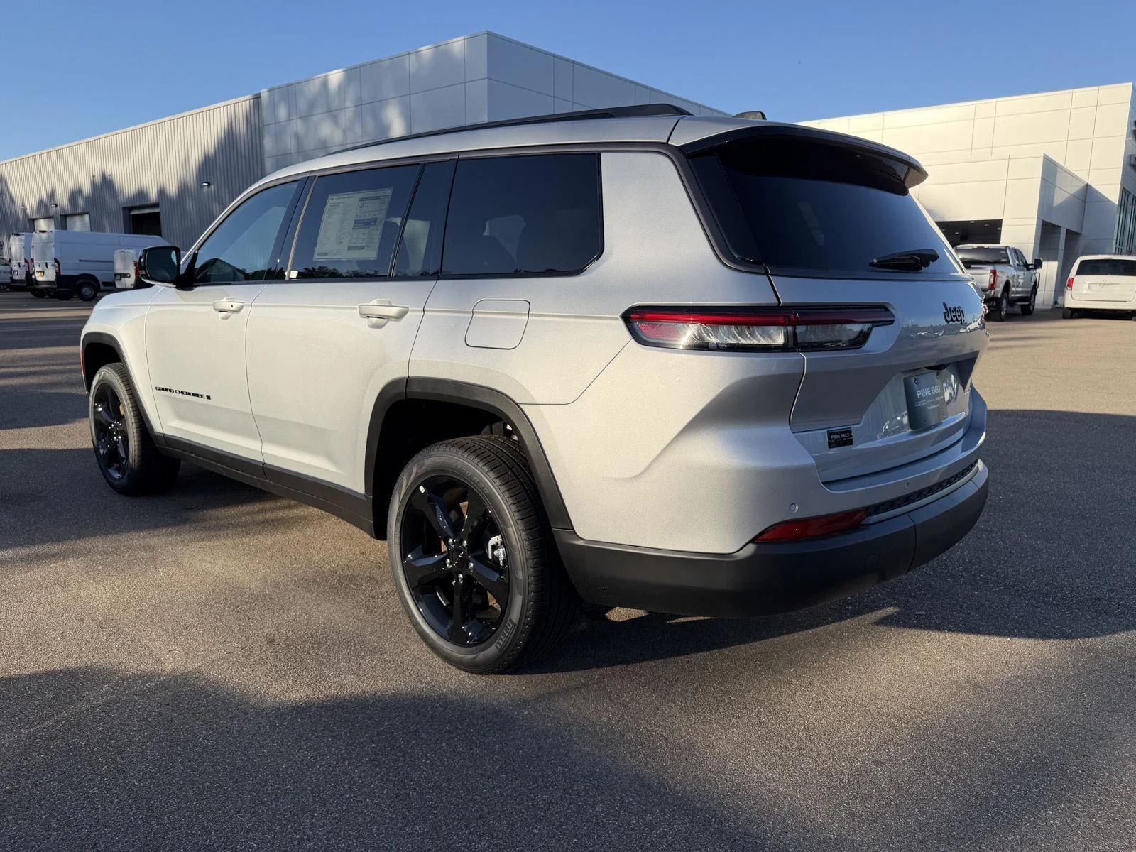 New 2026 Silver Zynith Exterior Paint Jeep Limited image 4