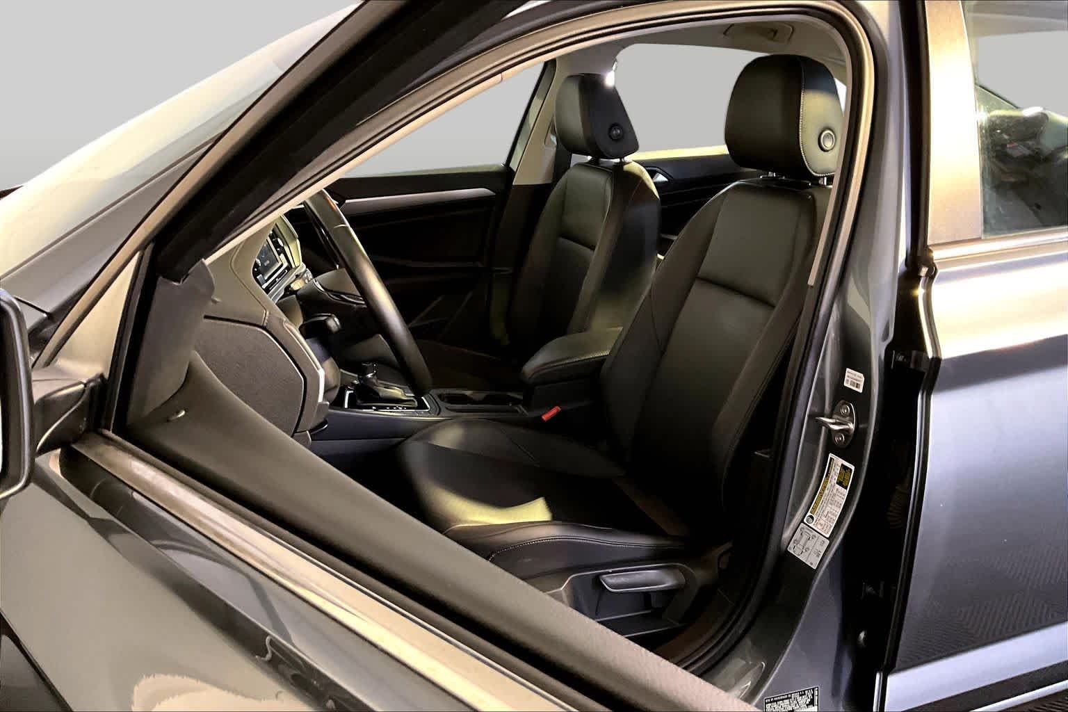 Used 2019 Platinum Gray Metallic Volkswagen SE image 9
