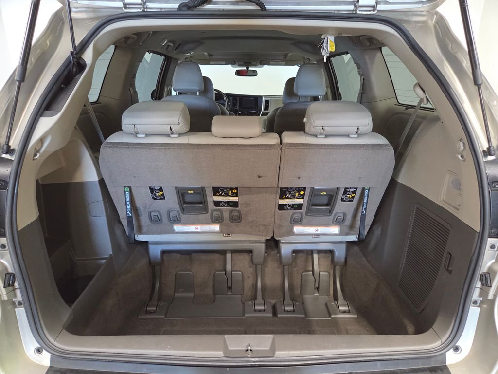 Used 2017  Toyota XLE image 21